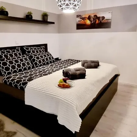 New Modern Selfcheckin Publicfreeparking Highspeed Wifi Kingsizebed Apartment