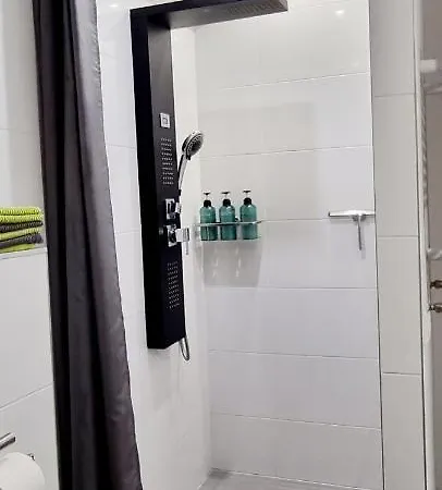 New Modern Selfcheckin Publicfreeparking Highspeed Wifi Kingsizebed Apartman