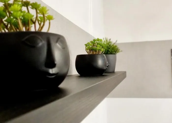 New Modern Selfcheckin Publicfreeparking Highspeed Wifi Kingsizebed *