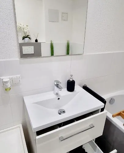 New Modern Selfcheckin Publicfreeparking Highspeed Wifi Kingsizebed *