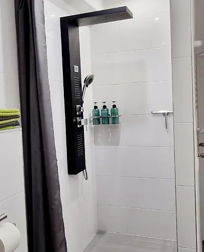 New Modern Selfcheckin Publicfreeparking Highspeed Wifi Kingsizebed Apartman